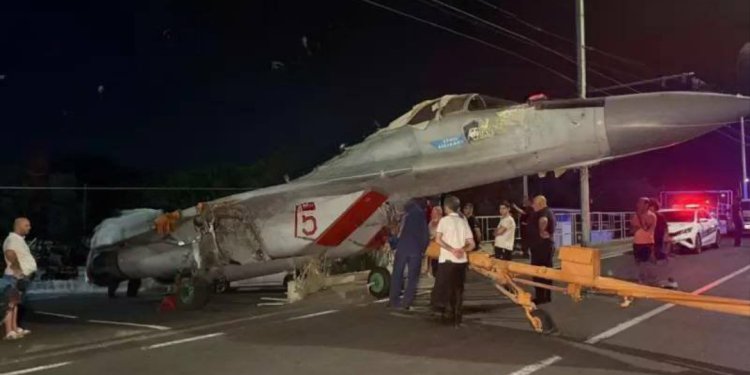 Rus MiG-29A Erivan’da taşınma sırasında direğe çarptı