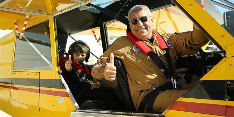 Akrobasi pilotu Ali İsmet Öztürk, torunu ile gösteri yapacak