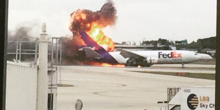 FAA, uçaktaki batarya yangınları sonrası üç şirkete ceza uyguladı!