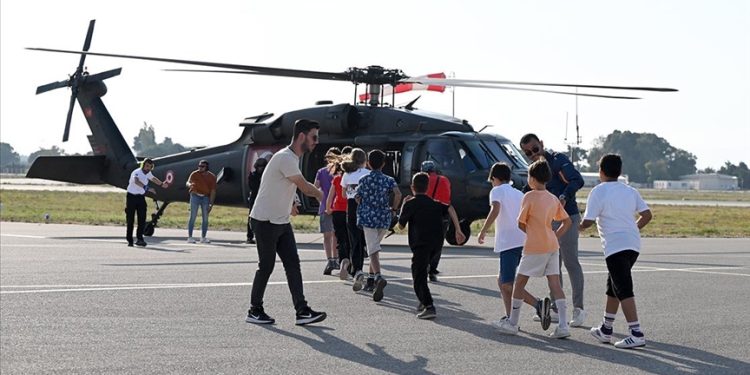 Öğrenciler ilk kez helikopterle uçuş deneyimi yaşadı