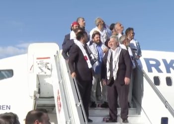 İsrail’in alıkoyduğu Sumud Filosu aktivistleri, THY ile yurda döndü