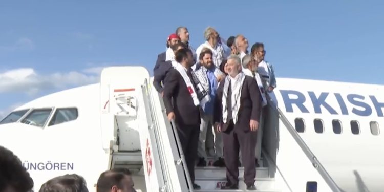 İsrail’in alıkoyduğu Sumud Filosu aktivistleri, THY ile yurda döndü