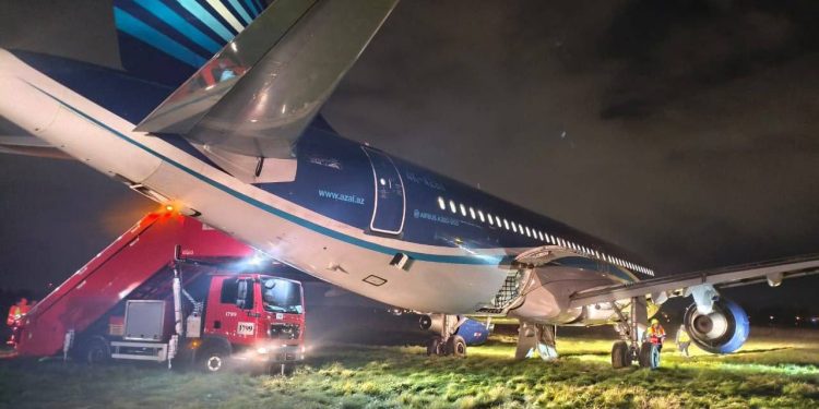 AZAL uçağı acil inişte pistten çıktı