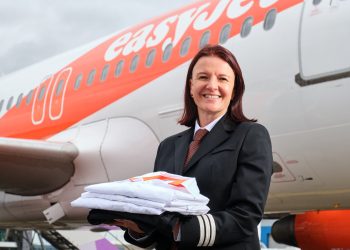 easyJet, emekli mürettebat üniformalarını bağışlıyor