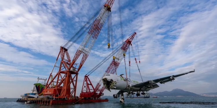 Hong Kong’da denize düşen Türk kargo uçağı çıkartılıyor