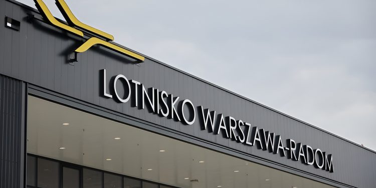 Polonya iki havalimanını askeri gerekçeyle kapattı