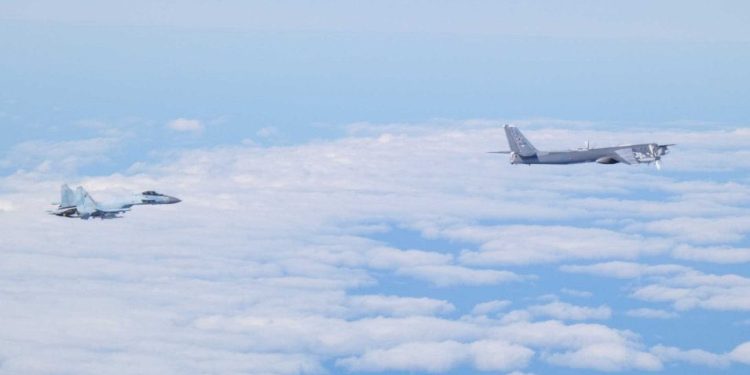 Japonya, Rus uçaklarının ihlali üzerine jet kaldırdı