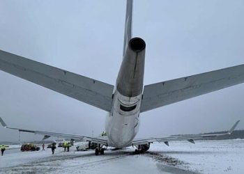 Vilnius Havalimanı’nda LOT uçağı taksi yolundan çıktı