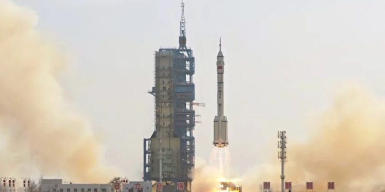 Çin, uzay ekibini kurtarmak için acil fırlatma yaptı