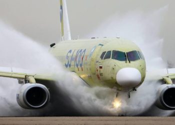 Rusya’nın yerli yolcu uçağı SJ-100 su testinden geçti