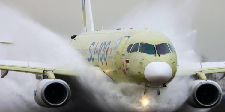 Rusya’nın yerli yolcu uçağı SJ-100 su testinden geçti