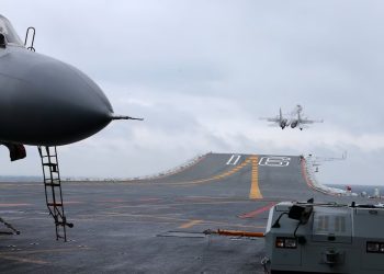 Çin J-15’leri Japon F-15’lerine radar kilidi attı!