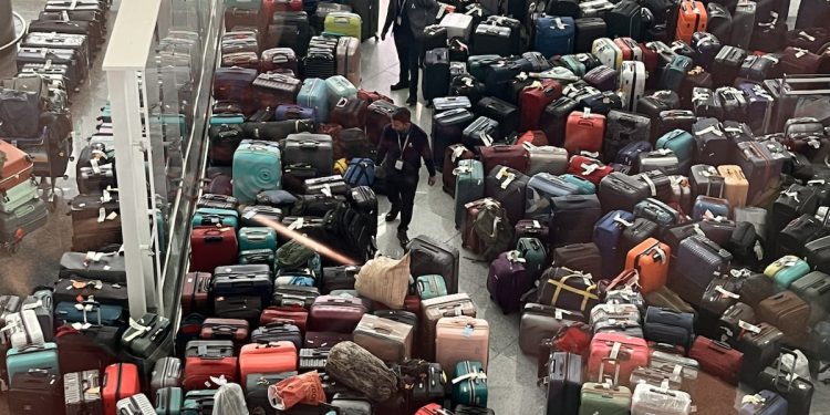 2.000 uçuş iptal oldu, binlerce bagaj ortada kaldı