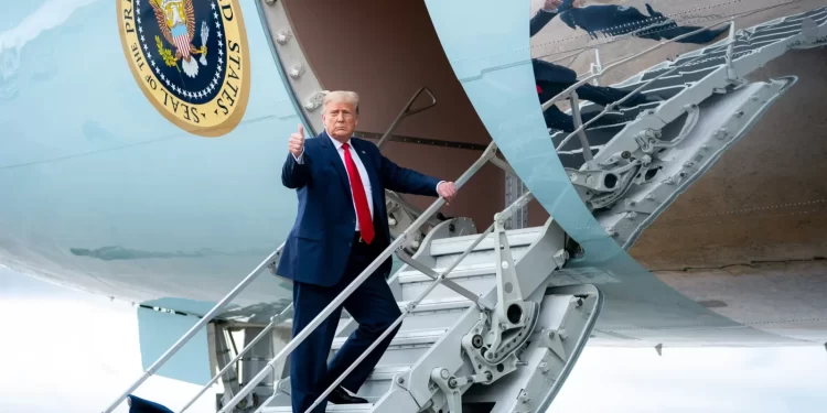 Trump ‘Air Force One’ı bekliyor: Takvim 2028’i gösteriyor