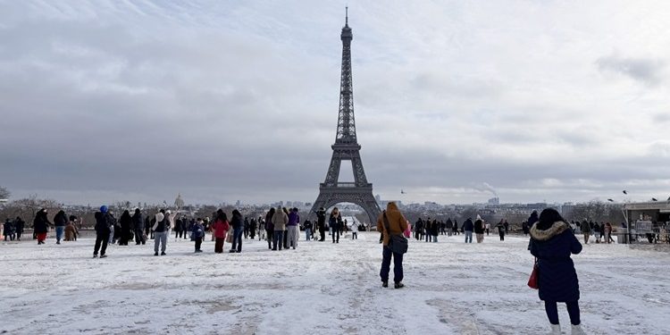 Şiddetli rüzgar ve kar Avrupa’yı felç etti
