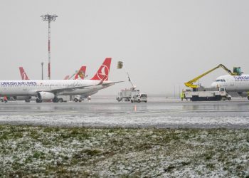 İstanbul Havalimanı’nda pistteki kar miktarı ‘anlık’ takip ediliyor