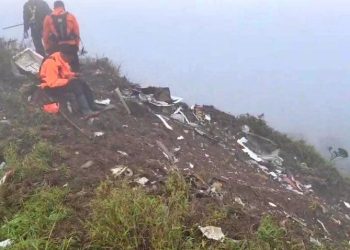 Endonezya’da kaybolan 11 kişilik uçaktan haber geldi