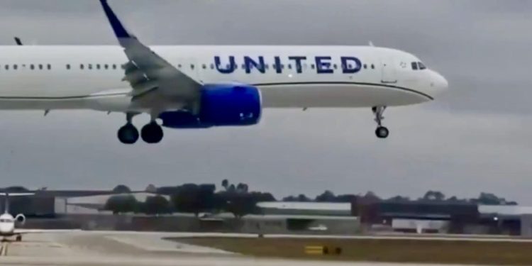 United uçağında sert iniş tekerleği kopardı