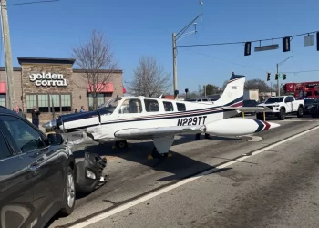 Küçük uçak yola indi