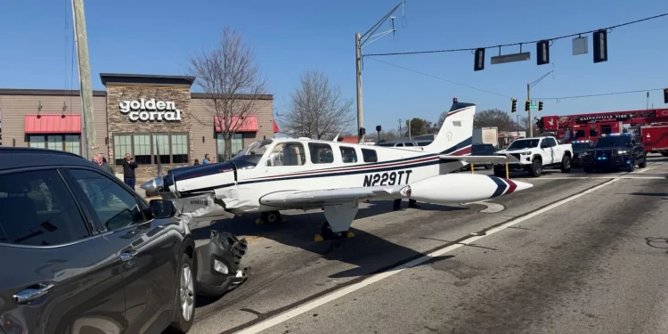 Küçük uçak yola indi