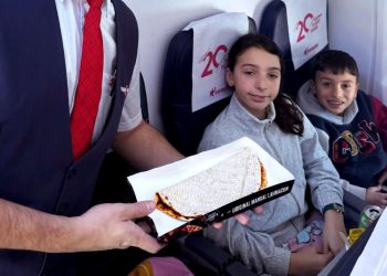 Uçakta lahmacuna yoğun ilgi
