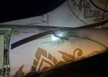 Yolcu alırken uçağa drone isabet etti