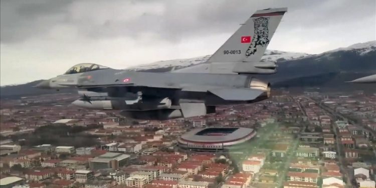 Erzincan semalarında muharip uçak geçişi