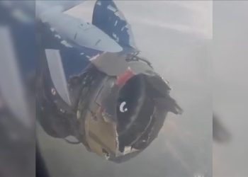 Motor arızası yaşayan yolcu uçağı acil iniş yaptı