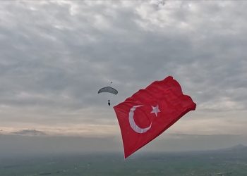 Dev Türk bayrağıyla serbest atlayışta yeni rekor