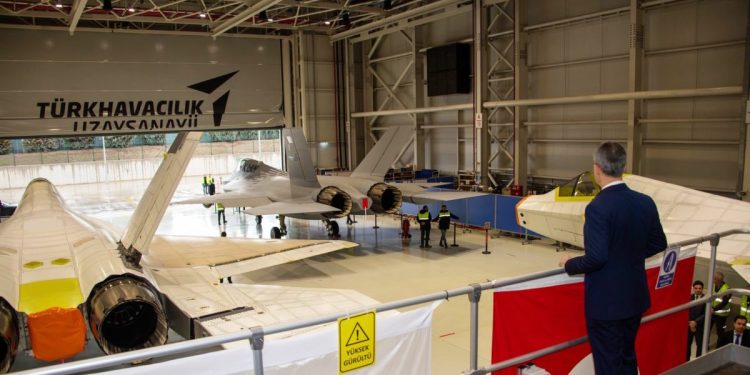 KAAN hangarında 3 uçak yan yana
